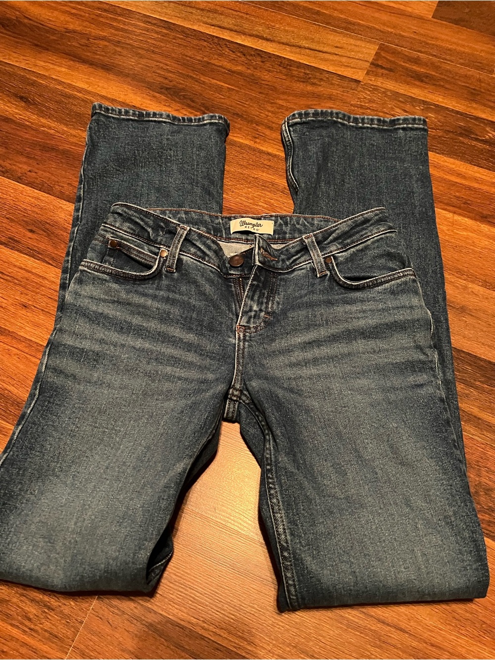 Wrangler Women’s Low Rise Boot Cut Jeans in Dark Blue Wash.  27x36
